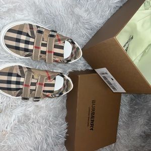 Burberry toddler straps trainers